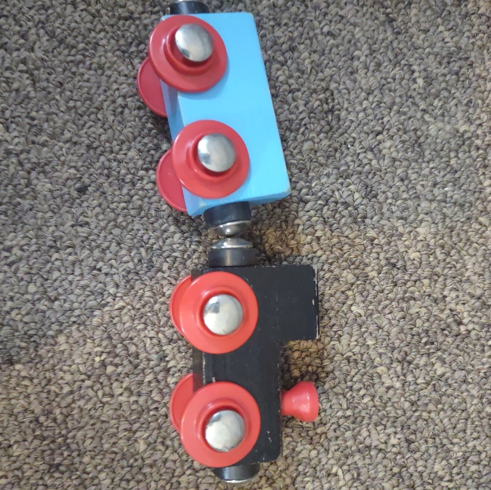 Wooden magnetic train, caboose, and four green trees lot - Picture 7 of 16